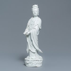 Une figure de Guanyin en porcelaine blanc de Chine de Dehua, 19ème — photo 2