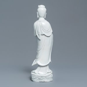 Une figure de Guanyin en porcelaine blanc de Chine de Dehua, 19ème — photo 4