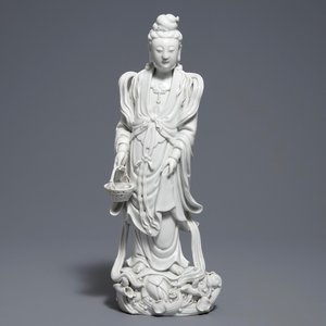 Une figure de Guanyin en porcelaine blanc de Chine de Dehua, 19ème — photo 1