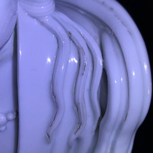 Une figure de Guanyin en porcelaine blanc de Chine de Dehua, 19ème — photo 18
