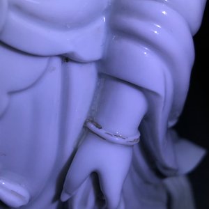 Une figure de Guanyin en porcelaine blanc de Chine de Dehua, 19ème — photo 19