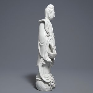 Une figure de Guanyin en porcelaine blanc de Chine de Dehua, 19ème — photo 2