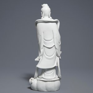 Une figure de Guanyin en porcelaine blanc de Chine de Dehua, 19ème — photo 3