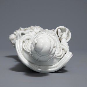 Une figure de Guanyin en porcelaine blanc de Chine de Dehua, 19ème — photo 6