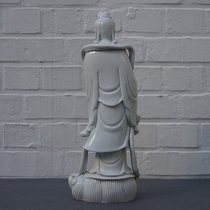 Une figure de Guanyin en porcelaine blanc de Chine de Dehua, 19ème — photo 9