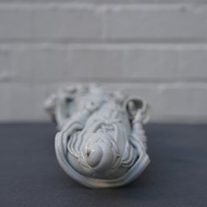 Une figure de Guanyin en porcelaine blanc de Chine de Dehua, 19ème — photo 10