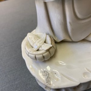 Une figure de Guanyin en porcelaine blanc de Chine de Dehua, Kangxi/Qianlong — photo 11