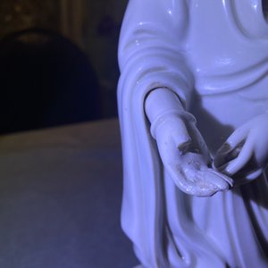 Une figure de Guanyin en porcelaine blanc de Chine de Dehua, Kangxi/Qianlong — photo 16