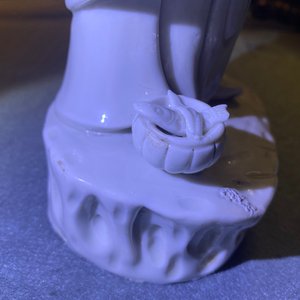 Une figure de Guanyin en porcelaine blanc de Chine de Dehua, Kangxi/Qianlong — photo 21