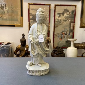 Une figure de Guanyin en porcelaine blanc de Chine de Dehua, Kangxi/Qianlong — photo 8