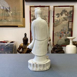 Une figure de Guanyin en porcelaine blanc de Chine de Dehua, Kangxi/Qianlong — photo 9