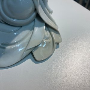 Une figure de Guanyin en porcelaine blanc de Chine de Dehua, marque de Boji Yuren, 18/19ème — photo 13