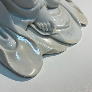 Une figure de Guanyin en porcelaine blanc de Chine de Dehua, marque de Boji Yuren, 18/19ème — photo 14