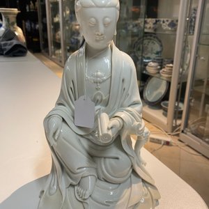 Une figure de Guanyin en porcelaine blanc de Chine de Dehua, marque de Boji Yuren, 18/19ème — photo 15