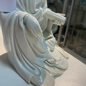 Une figure de Guanyin en porcelaine blanc de Chine de Dehua, marque de Boji Yuren, 18/19ème — photo 19