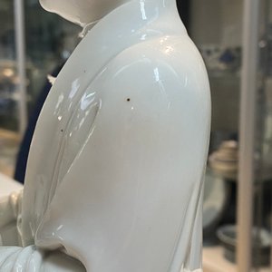 Une figure de Guanyin en porcelaine blanc de Chine de Dehua, marque de Boji Yuren, 18/19ème — photo 25
