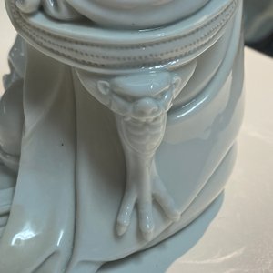 Une figure de Guanyin en porcelaine blanc de Chine de Dehua, marque de Boji Yuren, 18/19ème — photo 26