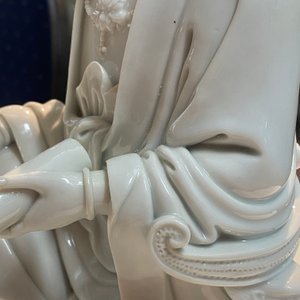 Une figure de Guanyin en porcelaine blanc de Chine de Dehua, marque de Boji Yuren, 18/19ème — photo 27