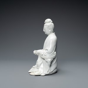 Une figure de Guanyin en porcelaine blanc de Chine de Dehua, marque de Boji Yuren, 18/19ème — photo 3