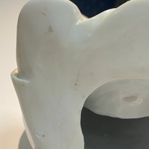 Une figure de Guanyin en porcelaine blanc de Chine de Dehua, marque de Boji Yuren, 18/19ème — photo 31