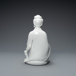 Une figure de Guanyin en porcelaine blanc de Chine de Dehua, marque de Boji Yuren, 18/19ème — photo 4