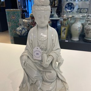 Une figure de Guanyin en porcelaine blanc de Chine de Dehua, marque de Boji Yuren, 18/19ème — photo 8