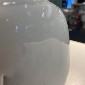Une figure de Guanyin en porcelaine blanc de Chine de Dehua, marque de Boji Yuren, 18/19ème — photo 10
