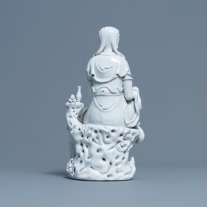 Une figure de Guanyin en porcelaine blanc de Chine de Dehua, marque de He Chaozong, 20ème — photo 4