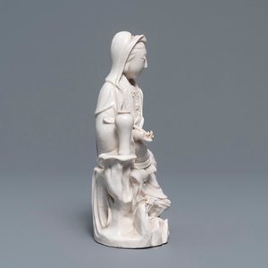 Une figure de Guanyin en porcelaine blanc de Chine de Dehua, marque en creux, 19ème — photo 3