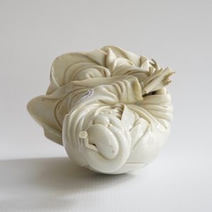 Une figure de Guanyin en porcelaine blanc de Chine, marque en creux, 18ème — photo 11
