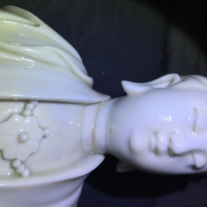 Une figure de Guanyin en porcelaine blanc de Chine, marque en creux, 18ème — photo 12
