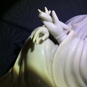 Une figure de Guanyin en porcelaine blanc de Chine, marque en creux, 18ème — photo 15