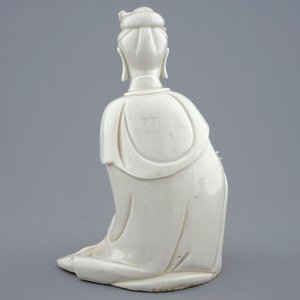 Une figure de Guanyin en porcelaine blanc de Chine, marque en creux, 18ème — photo 4