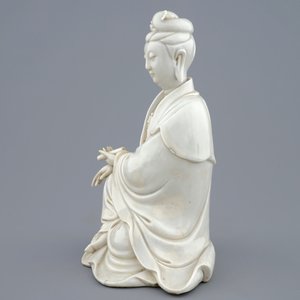 Une figure de Guanyin en porcelaine blanc de Chine, marque en creux, 18ème — photo 5