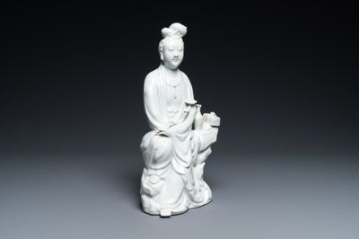 Une figure de Guanyin en porcelaine blanc de Chine, marque en creux, 19/20ème
