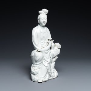 Une figure de Guanyin en porcelaine blanc de Chine, marque en creux, 19/20ème — photo 1