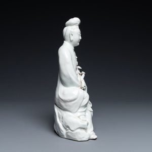 Une figure de Guanyin en porcelaine blanc de Chine, marque en creux, 19/20ème — photo 5