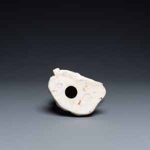 Une figure de Guanyin en porcelaine blanc de Chine, marque en creux, 19/20ème — photo 7