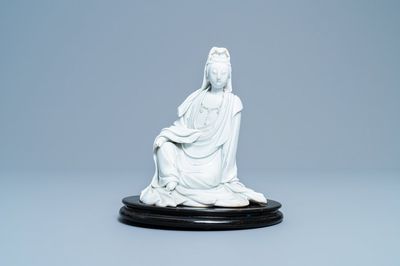 Une figure de Guanyin en porcelaine blanc de Chine, marque en creux, 19/20ème