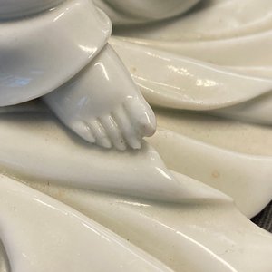 Une figure de Guanyin en porcelaine blanc de Chine, marque en creux, 19/20ème — photo 20