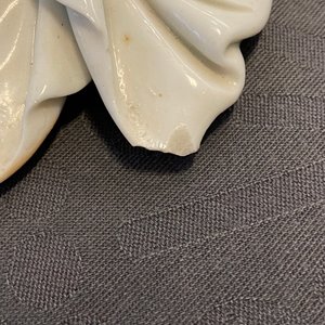 Une figure de Guanyin en porcelaine blanc de Chine, marque en creux, 19/20ème — photo 23