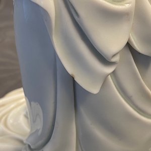 Une figure de Guanyin en porcelaine blanc de Chine, marque en creux, 19/20ème — photo 28