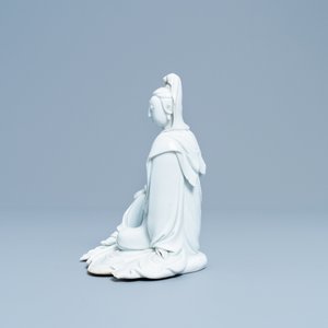 Une figure de Guanyin en porcelaine blanc de Chine, marque en creux, 19/20ème — photo 3