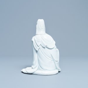 Une figure de Guanyin en porcelaine blanc de Chine, marque en creux, 19/20ème — photo 4