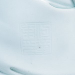 Une figure de Guanyin en porcelaine blanc de Chine, marque en creux, 19/20ème — photo 8