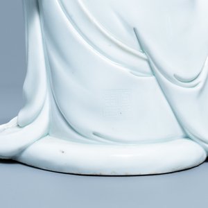Une figure de Guanyin en porcelaine blanc de Chine, marque en creux, 19/20ème — photo 9