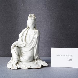 Une figure de Guanyin en porcelaine blanc de Chine, marque en creux, 19/20ème — photo 10