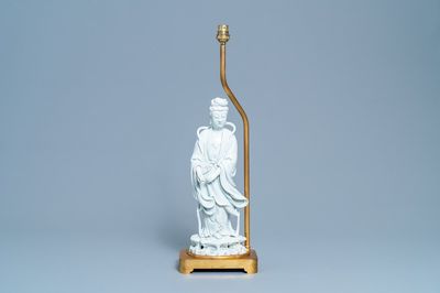 Une figure de Guanyin en porcelaine blanc de Chine montée en lampe en bronze doré, 19/20ème