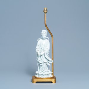 Une figure de Guanyin en porcelaine blanc de Chine montée en lampe en bronze doré, 19/20ème — photo 1