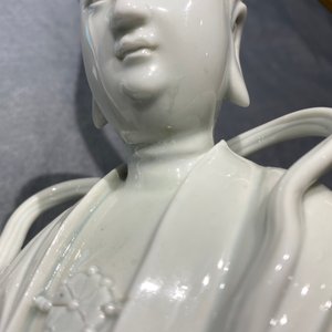 Une figure de Guanyin en porcelaine blanc de Chine montée en lampe en bronze doré, 19/20ème — photo 11